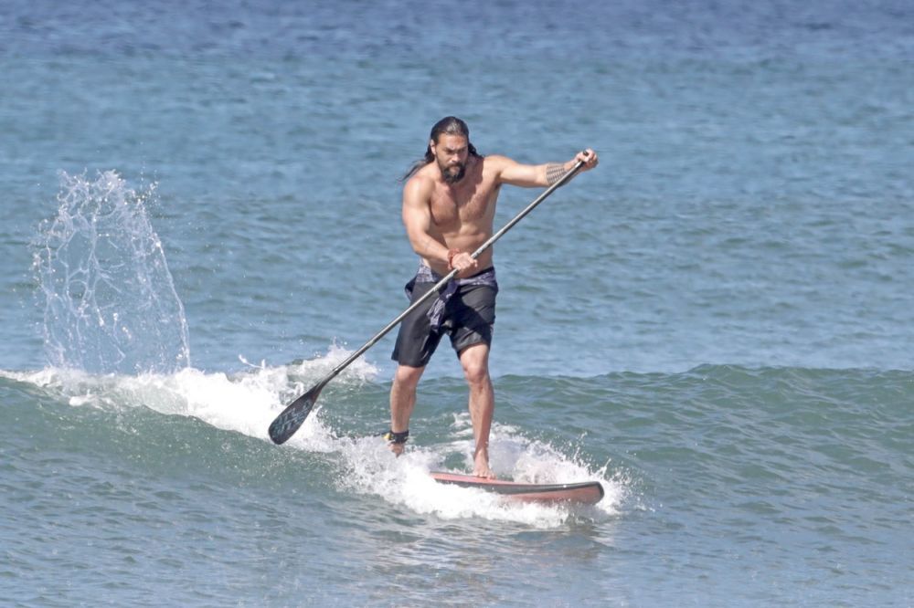 Cum arată Jason Momoa după antrenamentele pentru Aquaman 2. Imagini la surf cu cel mai sexy bărbat din lume