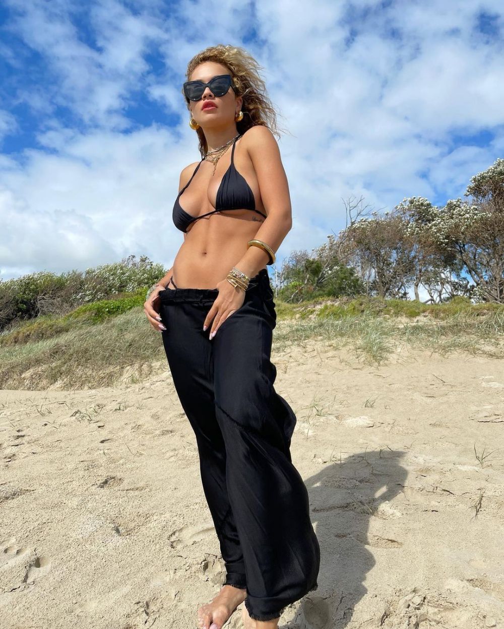 Rita Ora arată demențial &icirc;n costum de baie! Fotografii incendiare cu vedeta la plajă