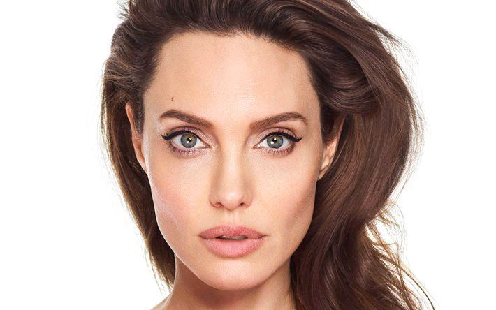 De ce este Angelina Jolie model de perfecțiune pentru femeile care cer intervenții estetice