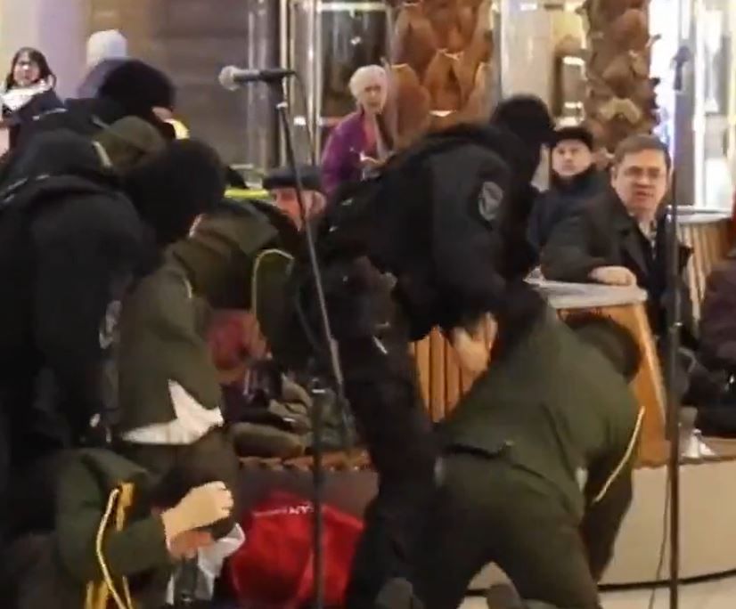 Protestele rușilor din Sankt Petersburg. Un cor al armatei a fost reținut de polițiști pentru că a c&acirc;ntat despre pace