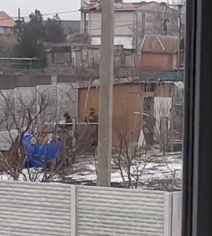 &Icirc;nfometați, soldații ruși fură găini dintr-o gospodărie. Imaginile video au fost surprinse de vecini