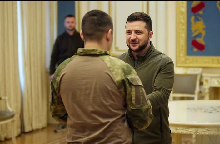 De ce reacții a avut parte Amy Schumer după ce a spus că îl vrea pe Zelenskiy la Oscaruri?