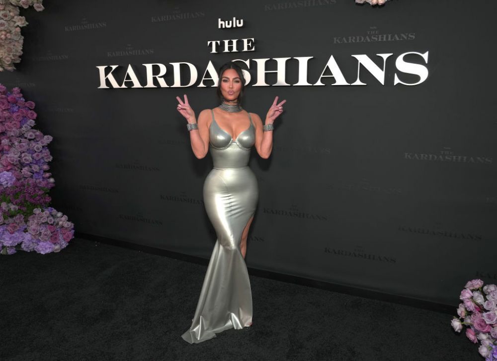 Kim Kardashian, spectaculoasă &icirc;ntr-o rochie metalică ultra mulată. Vedeta, la prima apariție oficială alaturi de Pete Davidson