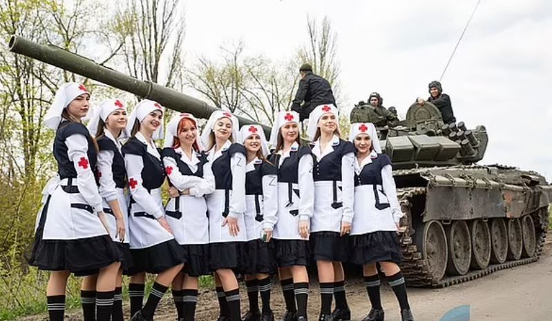Majoretele lui Putin. Poze scandaloase cu &rdquo;asistente medicale&rdquo; sexy, care pozează cu soldații ruși din Ucraina