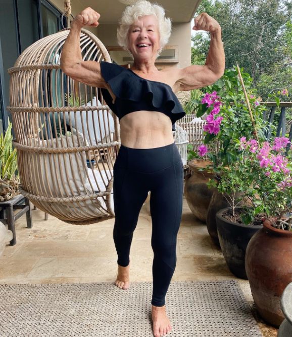 Bunicuța care e model de fitness la 76 de ani. Internauții o critică pentru că e &ldquo;prea bătr&acirc;nă să mai pozeze &icirc;n bikini&rdquo;