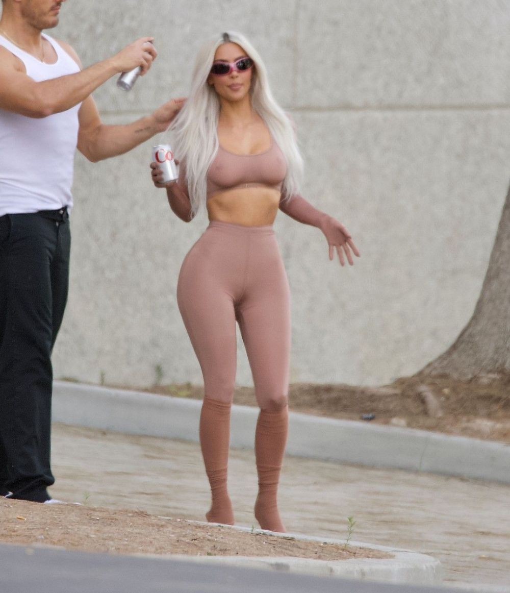 Kim Kardashian, obsedată de &ldquo;pantacolanții&rdquo; de la Balenciaga. Vedeta &icirc;i poartă zi de zi, &icirc;n diverse culori