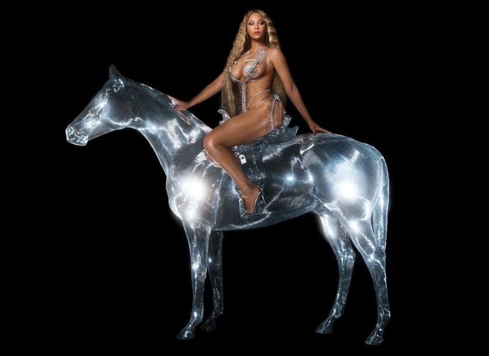 Beyonce, aproape goală, călare pe un cal holografic. Imaginea care i-a luat total prin surprindere pe fani