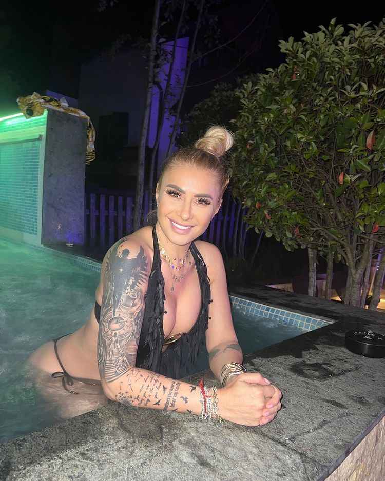 Anamaria Prodan, ipostaze sexy la piscină. Cum s-a fotografiat
