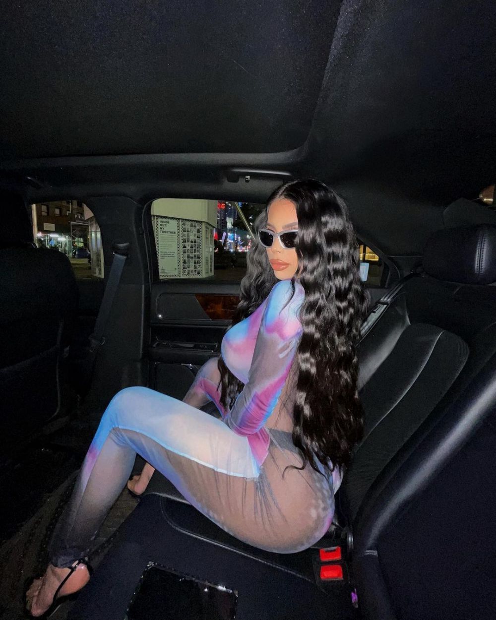 O columbiană sexy face furori cu formele sale pe Instagram! Valeria e sosia perfectă a lui Kim Kardashian