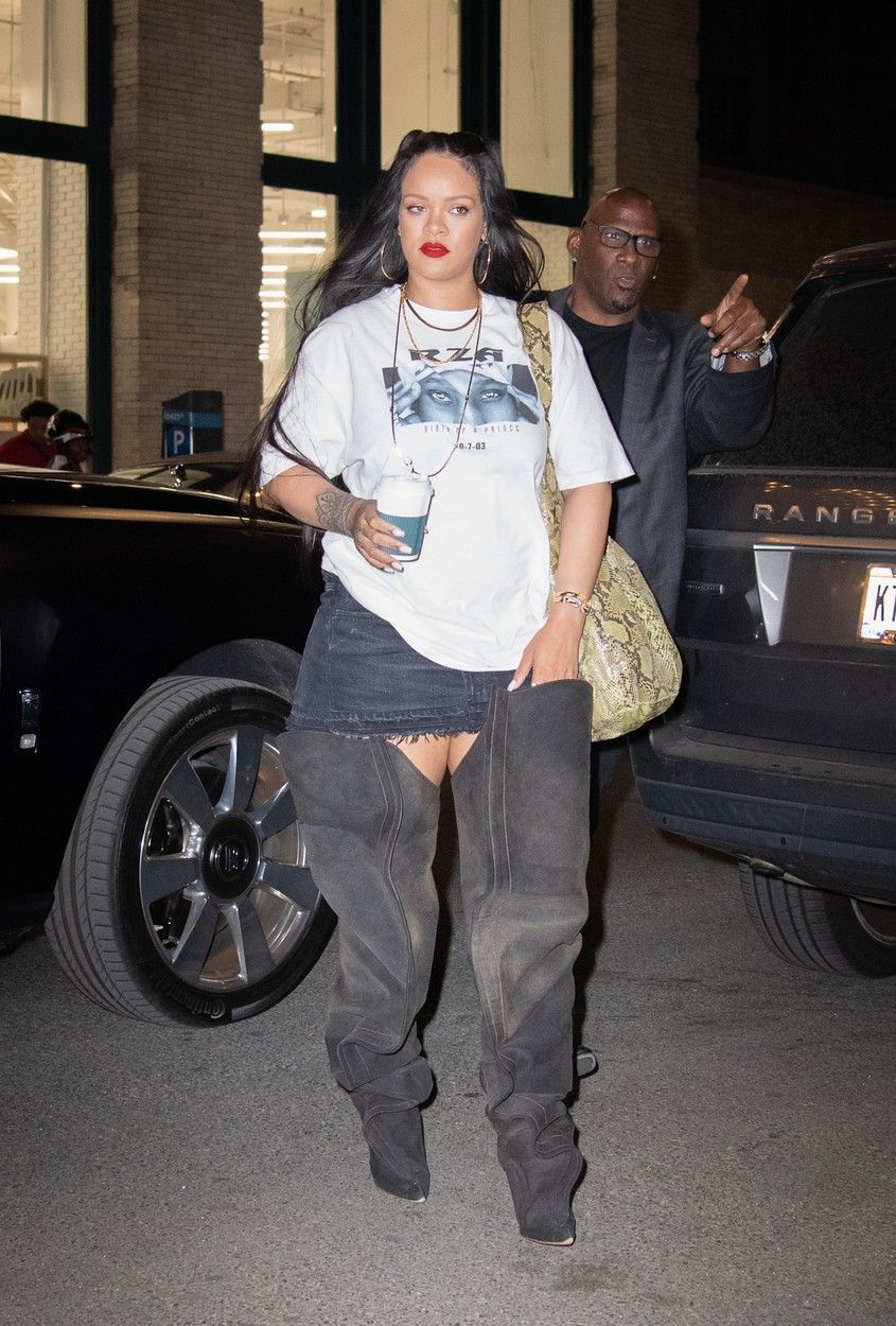 Rihanna, apariție bizară &icirc;n public: c&acirc;ntăreața, surprinsă &icirc;ntr-o pereche de cizme imposibile!