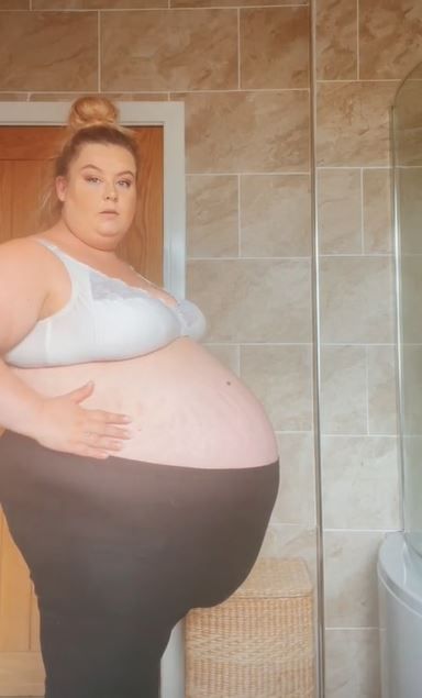 O mămică șochează cu burta uriașă de gravidă pe TikTok. E &icirc;n săptăm&acirc;na 36 și așteaptă gemeni