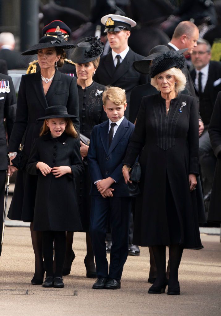 Camilla, gest incredibil la &icirc;nmorm&acirc;ntarea Reginei Elisabeta a II-a! De ce s-a răstit la Kate Middleton și la Prințesa Charlotte