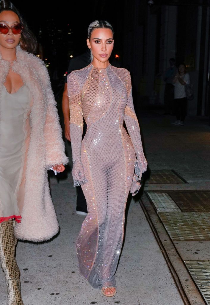 Kim Kardashian, &icirc;ntr-o rochie imposibil de purtat. Cum arată ținuta care i-a dat de furcă la Săptăm&acirc;na Modei de la Milano