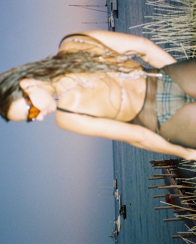 Irina Shayk, apariție dezinhibată pe rețelele sociale. Modelul și-a etalat posteriorul &icirc;ntr-o rochie de plajă transparentă