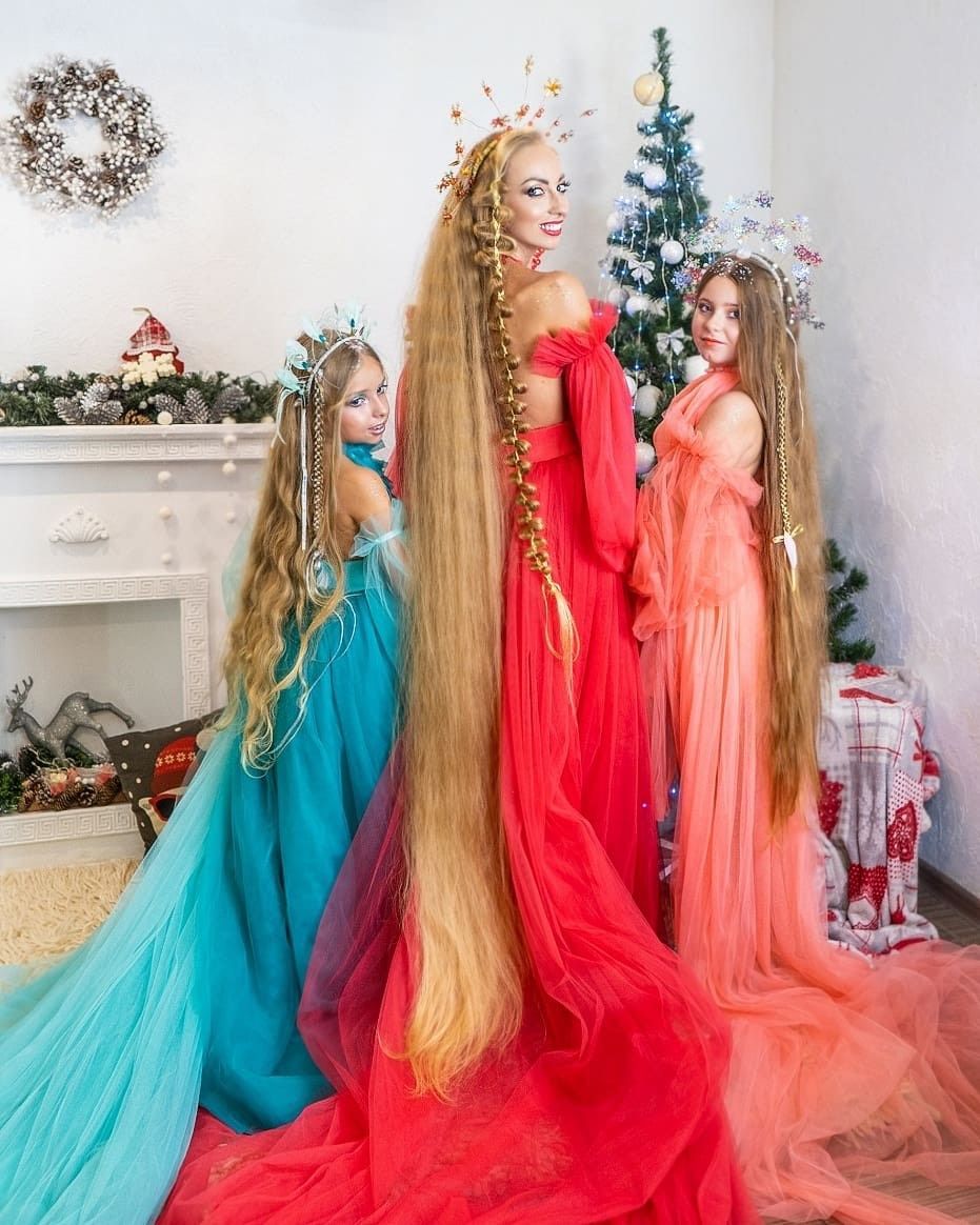 Familia Rapunzel. O ucraineancă și fiicele ei gemene impresionează cu parul lor de poveste