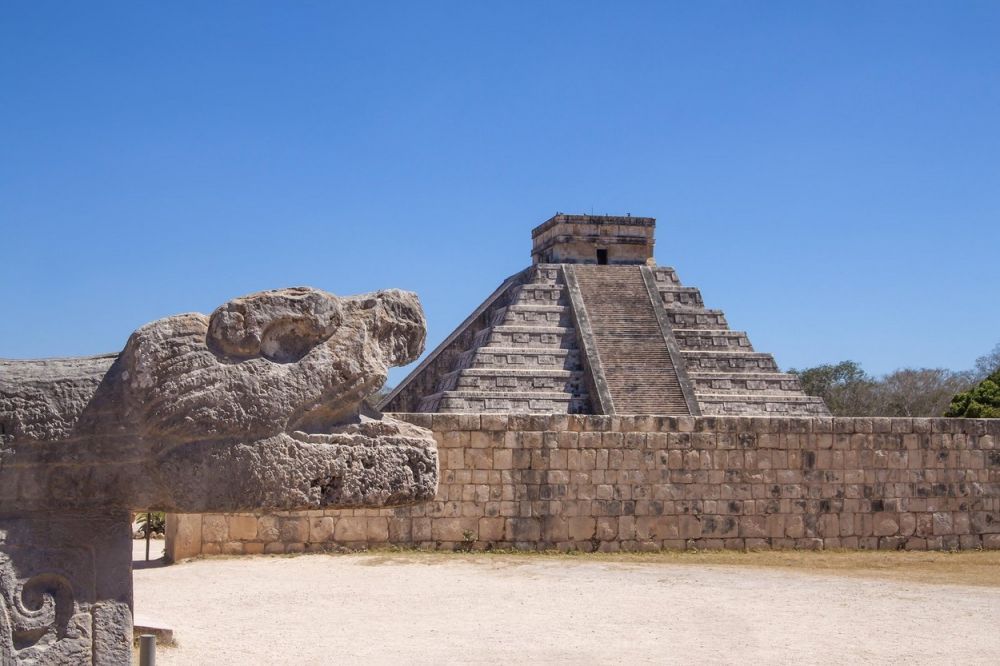 VIDEO Ce a păţit o turistă care a escaladat o piramidă străveche din Mexic