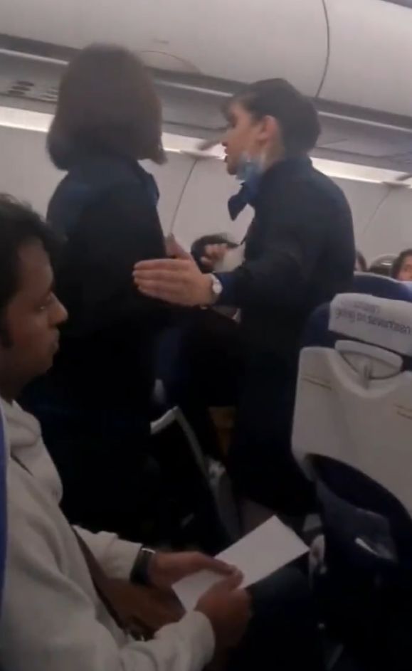 VIDEO Scandal de proporții &icirc;ntre un pasager și o &icirc;nsoțioare de bord: &bdquo;Nu sunt servitoarea ta!&rdquo; De ce la a pornit totul