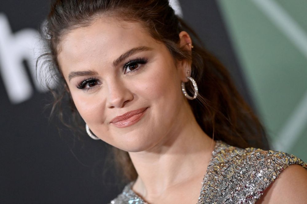 Selena Gomez le răspunde fanilor care o &icirc;ntreabă de ce &icirc;i tremură m&acirc;inile &icirc;n clipurile de pe TikTok