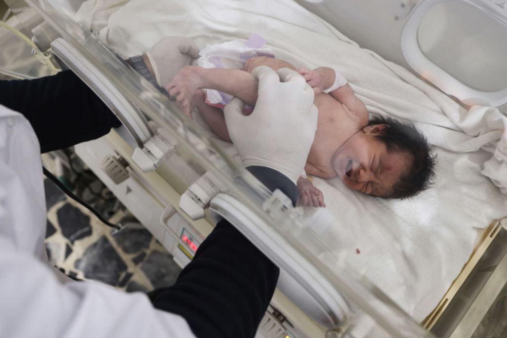 Primele informații despre copilul nou-născut, salvat de sub dăr&acirc;măturile din Siria. Cine &icirc;l va crește