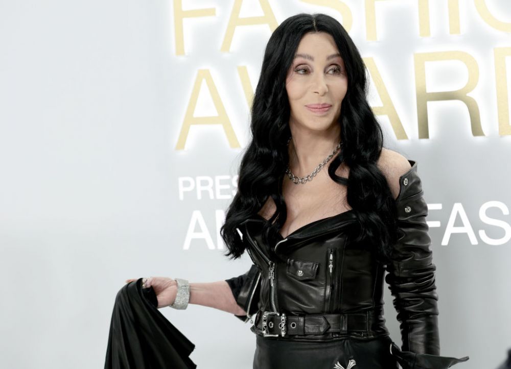 Cher strălucește la brațul iubitului ei cu 40 de ani mai t&acirc;năr. Cum s-au afișat la Super Bowl