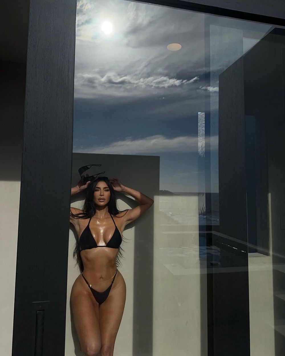 Adio rotunjmi: Kim Kardashian spune că face sport 2 ore pe zi! Cum arată acum corpul ei &icirc;n cei mai mici bikini