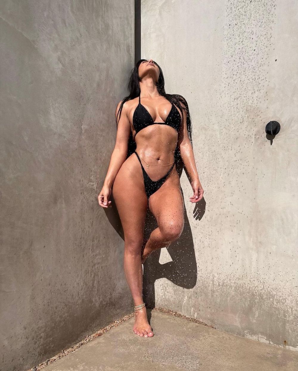Sacrificii pentru un like! Kim Kardashian a tremurat la plajă pentru c&acirc;teva poze &icirc;n bikini
