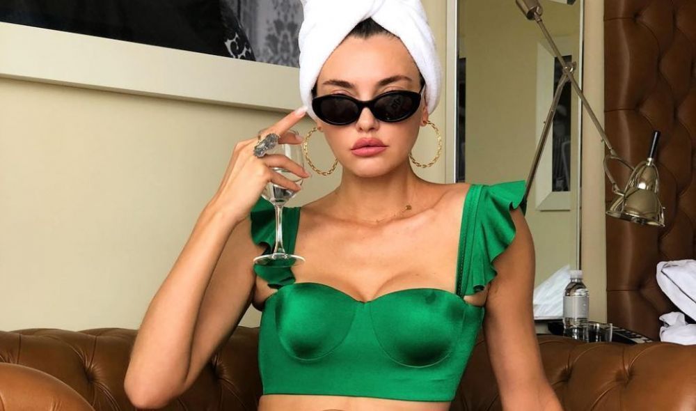 Supermodelul cu cel mai &bdquo;fierbinte&rdquo; conținut pe Instagram. A fost chelneriță, iar acum este nelipsită de pe covorul roșu
