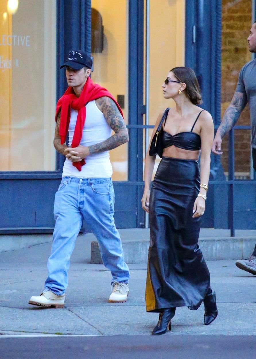 Ce apariție pe străzile din New York! Soția lui Justin Bieber a &icirc;ntors toate privirile cu ținuta sexy