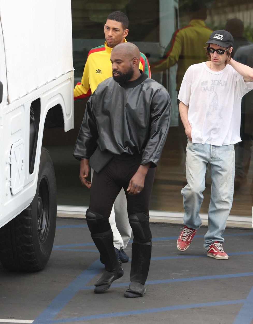 Kanye West și soția, apariție bizară &icirc;n public. Rapperul a căzut &icirc;n dizgrație după ce a iscat numeroase controverse