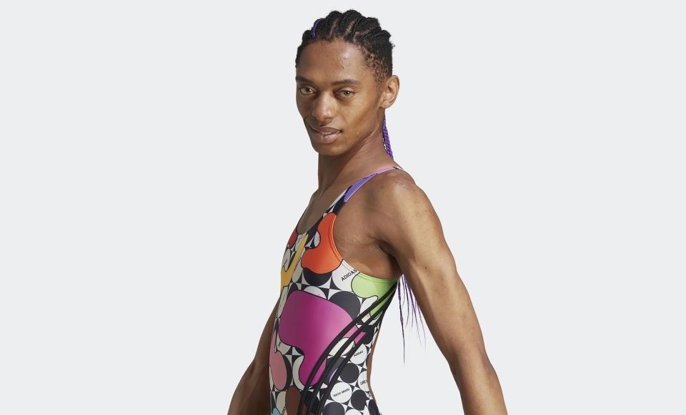 Adidas, controversă uriașă. &Icirc;n noua reclamă la costume de baie pentru femei, apare un model bărbat