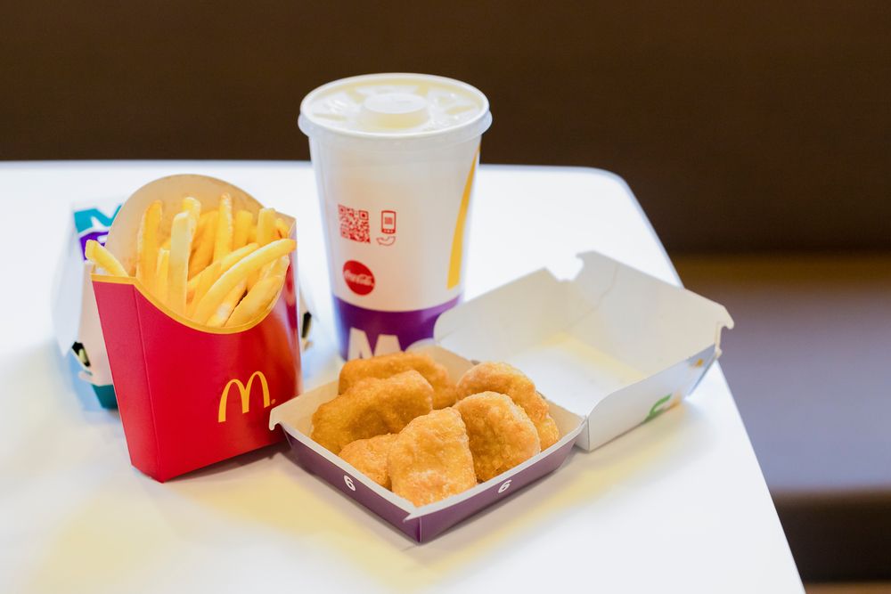 O fată de 8 ani a primit daune morale de 800.000 de dolari după ce s-a ars cu un McNugget