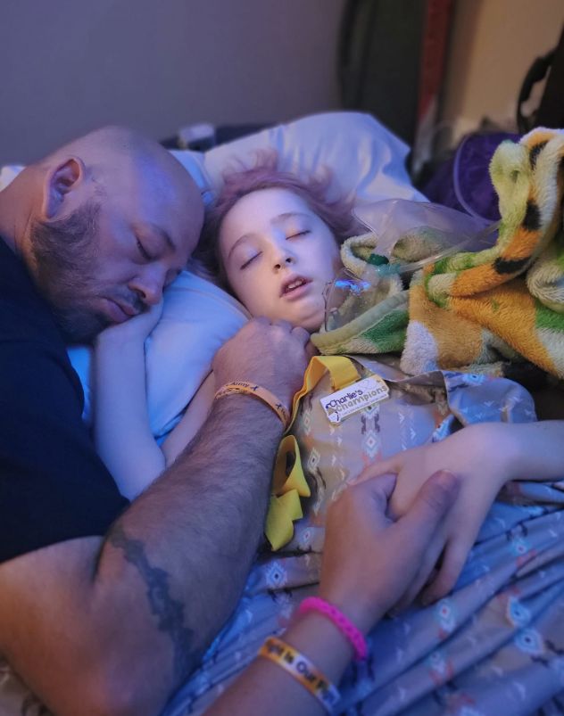 VIDEO Emma Edwards, o fetiță de 10 ani bolnavă de leucemie, s-a măritat cu marea iubire a copilăriei ei
