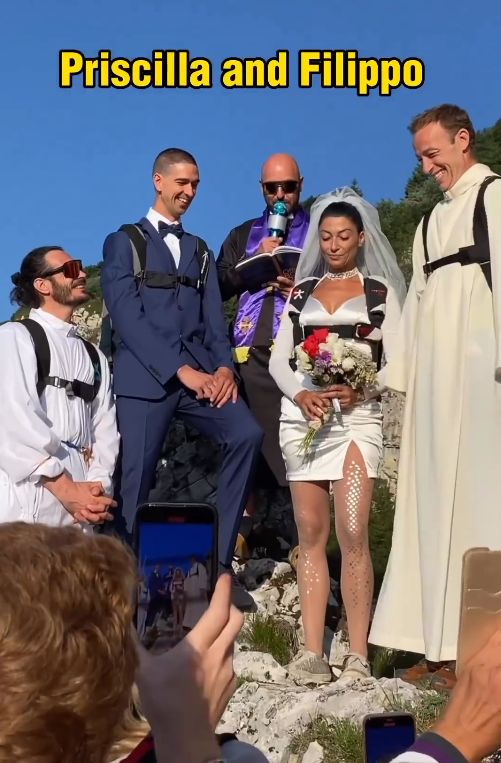 VIDEO Nunta la care nu vrei să mergi niciodată: mirii au sărit de pe st&acirc;ncă, imediat după ce au spus DA