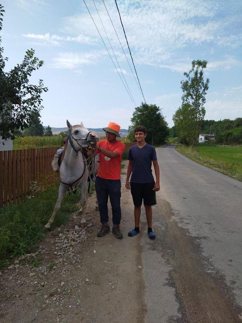 Chinezul care traversează Rom&acirc;nia, &icirc;mpreună cu calul său, a ajuns &icirc;ntr-un sat din județul Cluj. Cum a fost primit de localnici