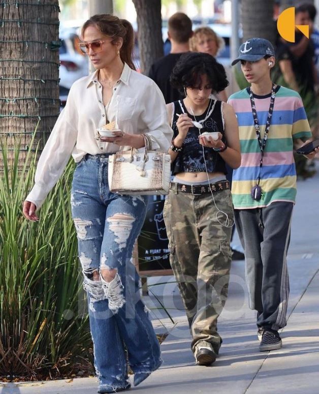 Jennifer Lopez și-a scos copiii la o &icirc;nghețată. Fanii au fost dezgustați de felul &icirc;n care s-au &icirc;mbrăcat Max și Emme