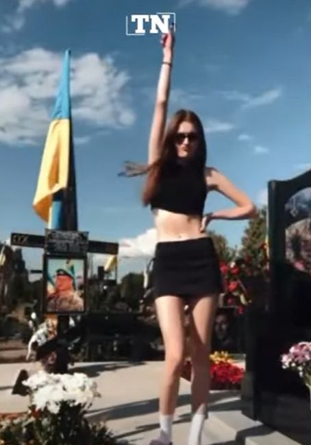 Două surori, arestate la Kiev după ce au dansat lasciv printre mormintele soldaților căzuți la datorie