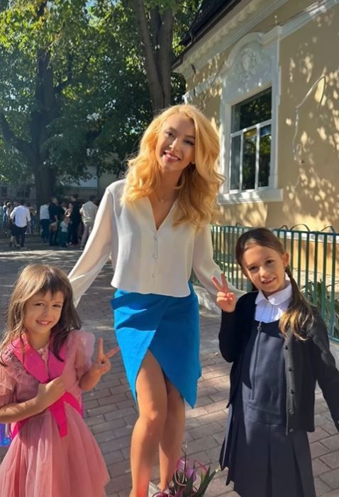 Andreea Bălan și George Burcea, alături de fiicele lor &icirc;n prima zi de școală. Mesajul actorului: &bdquo;Cu greșeli și cu lecții noi de viață...&rdquo;