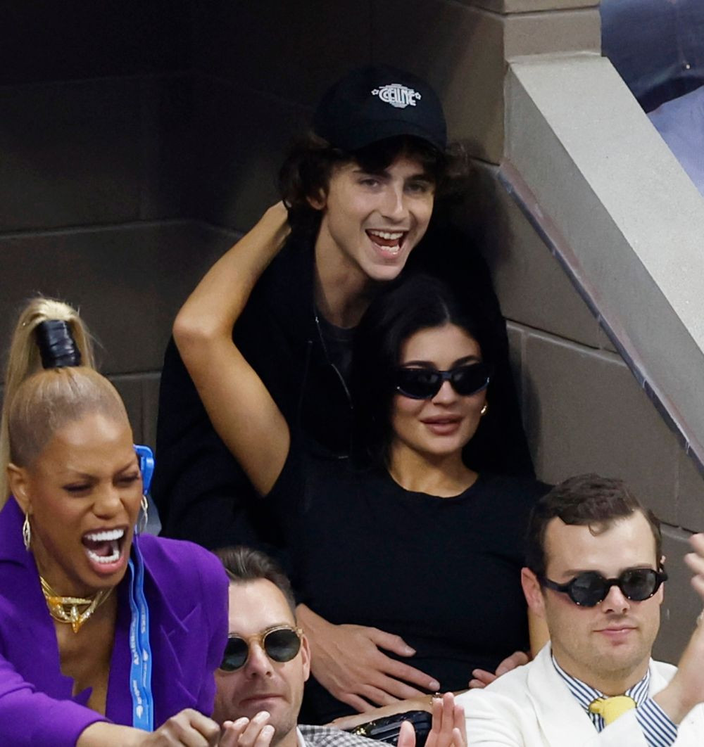 Cu doi copii mici acasă, Kylie Jenner îl sărută pătimaș pe Timothee  Chalamet. Cei doi au făcut spectacol la US Open | Perfecte.ro