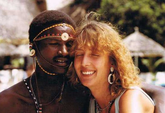 S-a &icirc;ndrăgostit de un bărbat din tribul Masai și s-a mutat &icirc;n Africa. Cum arată acum Corinne Hofmann și singura ei fiică, Napirai