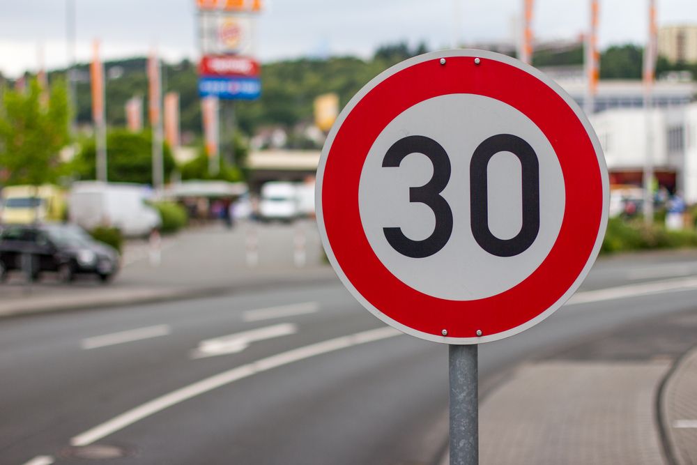 Amenzi pe bandă rulantă după ce o persoană a schimbat ilegal un semn de circulație de 50 km/h cu unul de 30 km/h
