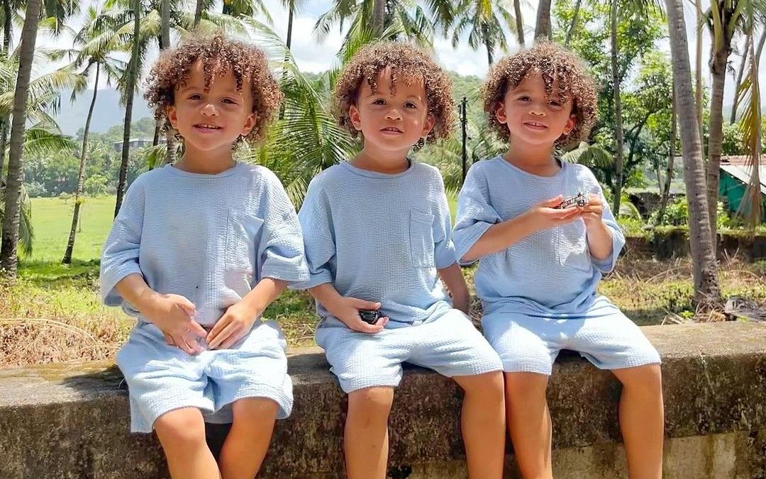 &bdquo;Sunt adorabili!&rdquo; Povestea tripleților identici care au cucerit Instagramul. Serialul celebru &icirc;n care au apărut