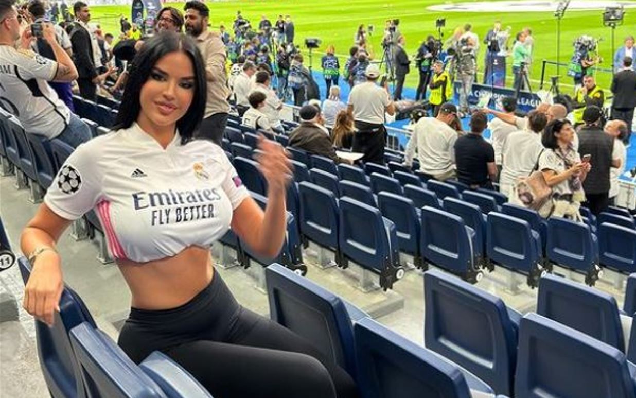 Ivana Knoll, ironizată de fani după ce s-a pozat &icirc;n tribunele stadionului Santiago Bernabeu, la semifinala Champions League. Detaliul care le-a atras atenția internauților