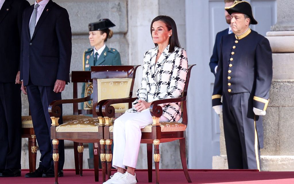 Regina Letizia, surprinsă &icirc;n teniși ieftini la o ceremonie regală importantă! Care este motivul pentru care a renunțat la pantofii eleganți