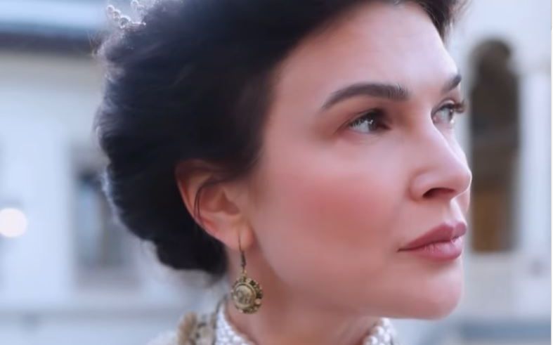 Monica Bîrlădeanu, fabuloasă în rolul Reginei Maria. Ce spune actrița despre filmul „Noaptea lui Vlad”: „E de mers în weekend cu copiii, vor înțelege câte ceva din istoria noastră”