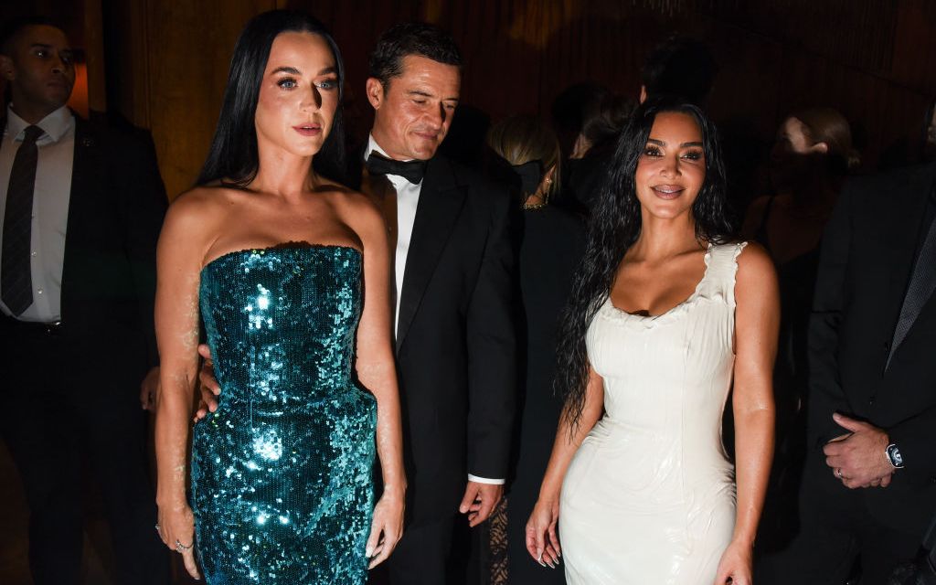 Reacția hilară a lui Katy Perry după ce Orlando Bloom a fost surprins &icirc;n timp ce trăgea cu ochiul la posteriorul lui Kim Kardashian