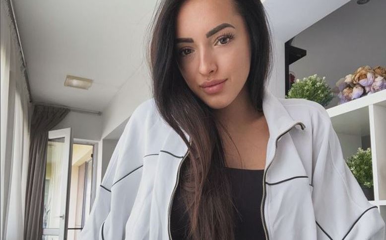 „Cât de frumoasă ești!” Larisa Iordache, într-un costum mulat, și-a arătat burtica de gravidă