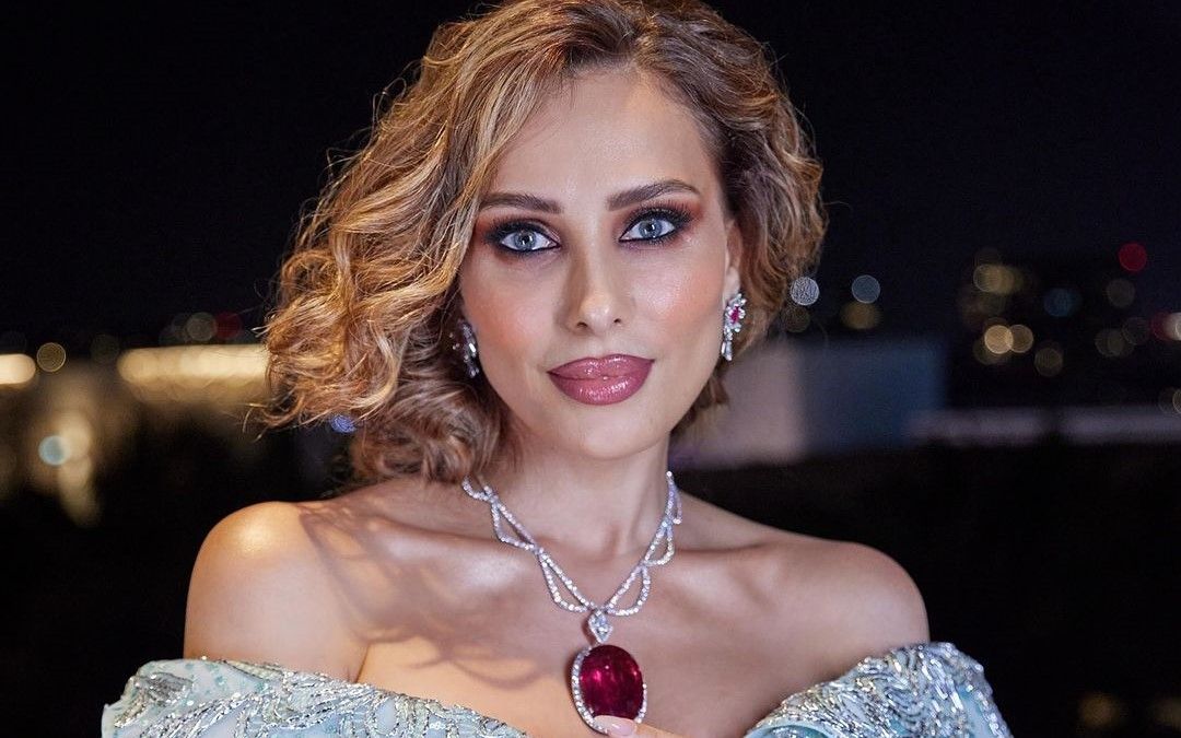 Iulia Vântur i-a făcut nostalgici pe unii admiratori, după ce a apărut într-o rochie de senzație la un eveniment. „Să ne amintim de Dansez pentru tine. Minunată, fermecătoare!”